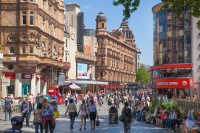 Sau poate o plimbare in Leicester Square o zona pietonala foarte apreciata de londonezi si turisti in egala masura