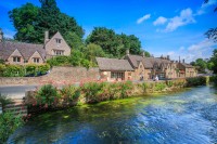 Urmatoarea oprire va fi in Bibury, un sat fermecator situat in inima regiunii Cotswolds din Anglia, renumit pentru frumusetea sa pitoreasca si pentru casele sale traditionale