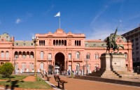 sau casa Rosada. Construita in anul 1580, cladirea a fost renovata spre afarsitul Sec XIX si vopsita in roz, culoare care semnifica calea de mijloc intre culoarea rosie a federalilor si albul unitarilor–principalele puteri politice de la acea vreme.