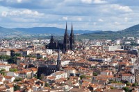 Pornim azi catre Clermont-Ferrand, oras situat pe un platou vulcanic a carui istorie este strans legata de vulcanii din jur.