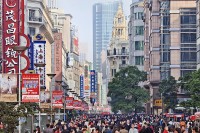 Timp liber la dispozitie pentru shopping pe Nanjing Road, renumit pentru multitudinea centrelor comerciale, locul ideal pentru cumparaturi.