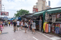 Nu se poate sa ratati vizita la Stanley Market, faimoasa pentru vanatoarea de chilipiruri, gasindu-le aici la un pret mult mai mic decat in oras.