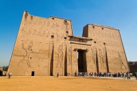 In cursul diminetii vom vizita Edfu uriasul templu dedicat zeului Horus, unul dintre cele mai bine pastrate temple din Egipt