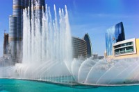 precum si spectacolul extraordinar oferit de Fantanile Dubaiului – cel mai mare ansamblu de fantani coregrafice din lume