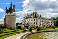 In timpul excursiei vor fi vizitate doua dintre cele mai frumoase castele de pe Valea Loirei: Castelul Chenonceau - tronand maiestuos pe raul Cher, construit in Sec al-XVI-lea pe locul unei mori fortificate