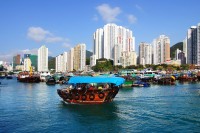 Vom face un tur panoramic al portului de 20 de minute cu celebra ambarcatiune “sampan”.