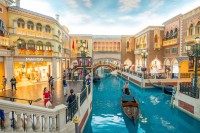 veti avea posibilitatea sa va incercati norocul la masa de joc in casino, sau sa faceti spopping in celebrele galerii “Grand Canal Shoppes”,