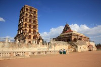 Palatul Regal din Thanjavur este un impresionant complex format din sali uriase, coridoare largi, turnuri de observatie si curti interioare