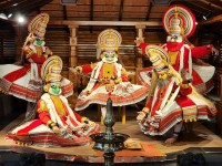 Seara vom merge la un teatru local pentru a vedea spectacolul de dans Kathakali-cea mai elaborata dintre formele de dans din sudul Indiei