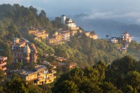 Ne indreptam catre Nagarkot, la 35 de km est de Kathmandu, la o atitudine de 2.175 m. Este unul dintre cele mai bune locuri de unde putem admira muntii, iar in conditii optime de cer senin se poate observa Everestul.