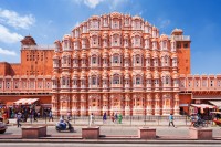 Vom face un stop pentru a admira una dintre cele mai frumoase imagini ale lui Hawa Mahal (Palatul Vanturilor). Fatada extraordinara are 953 m de ferestre construite special pentru a fi folosite de doamnele de la palat pentru a privi lumea de pe strada far