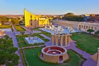 Apoi, in sfarsit, vom vizita Jantar Mantar (Observatorul Astronomic Regal). Acesta este cel mai faimos dintre cele cinci observatoare construite de Sawai Jai Singh in India.