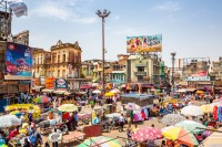 Din cadrul turului nu poate lipsi o plimbare prin Chandni Chowk, o zona plina de viata unde negustorii vand de toate