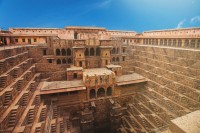 Prima oprire o facem in Abhaneri pentru a vedea Chand Baori, un impresionant rezervor de apa, cu 3500 de trepte dispuse in cascada de-a lungul a 13 etaje