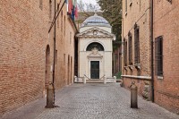 alaturi de alte obiective turistice la fel de populare, cum ar fi Mormantul lui Dante Alighieri si Muzeul de Arta Ravenna