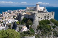 vom ajunge si pana la Castelul Angioino-Aragonese - situat pe un promontoriu cu vedere la mare si vederi panoramice asupra orasului si a imprejurimilor