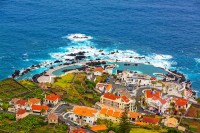 si apoi catre Porto Moniz-un mic sat pescaresc faimos pentru piscinele in roci vulcanice, vom descoperi unul din cele mai frumoase puncte ale coastei de nord, un drum construit din roci langa mare de unde se pot admira cascade uimitoare.