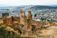 Fes-al-Bali, cea mai mare dintre cele doua medina din Fes, este un oras medieval care s-a pastrat aproape intact de-a lungul timpului.