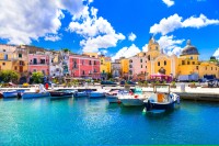 Insula Procida ascunde plaje frumoase, golfuri, strazi inguste, puncte panoramice si de asemenea a fost aleasa Capitala Culturii Italiane in 2022.