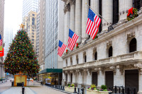 Wall Street din Manhattan, un centru financiar important inca din timpul celui de-al Doilea Razboi Mondial, este sediul bursei americane New York Stock Exchange (NYSE).