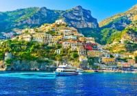 Positano este primul nostru popas descris ca fiind "un loc de vis ce nu pare cu adevarat real atunci cand esti acolo, dar care devine real si tentant odata ce ai plecat"