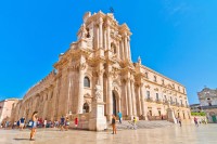 Se viziteaza (pe exterior): Teatrul Grec, Urecchio di Dionisio, Santuario Madona delle Lacrime, L’Isola di Ortigia si Domul