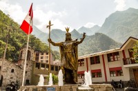 Transfer la gara din Ollantaytambo pentru a lua trenul catre Aguas Calientes, calatorind de-a lungul raului Urubamba, in Valea Sacra a Incasilor.