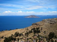 In continuare vizitam Insula Amantani, o insula circulara, care gazduieste o comunitate Titicaca foarte diferita, desi la fel de fascinanta