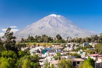 Mic dejun. Suntem in Arequipa, la 2350 m altitudine, in al doilea oras din Peru, situat intr-o vale fertila inconjurata de vulcanii Misti (5822m), Chachani (6057m) si Pichupichu (5664m)