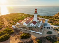 Vom porni azi spre uimitorul Cap Espichel, unde stancile uluitoare se intalnesc cu Oceanul Atlantic