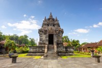 Astazi vom explora templele buddhiste din Yogyakarta si incepem cu doua temple mai micute dar uimitoare: Templele Mendhut si Pawon