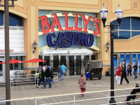 Acum un mare resort pentru gambling cu un numar enorm de casinouri, precum Caesars, Bally\'s, Sands si Donald Trump\'s Taj Mahal Casino, Atlantic City se mandreste cu plaje spectaculoase si prima faleza din lume construita din lemn in 1870
