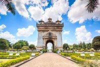 In cadrul turului mai vedem de asemenea si Patuxay–monument dedicat eroilor din timpul luptei de independenta, Arcul de Trumf si Bazarul Talat Sao