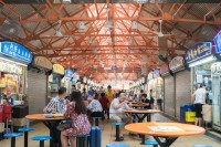 Pentru o experienta iconica singaporeza mergeti la unul dintre faimoasele hawker centers, comandati cateva sticle de bere Tiger si afundati-va intr-o multitudine de feluri de mancare asiatica.