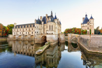 Excursie optionala pe Valea Loirei. Castelul Chenonceau tronand maiestuos pe raul Cher, construit in Sec al XVI-lea, in general, asociat cu Diane de Poitiers si Caterina de Medici