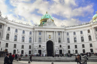 In turul panoramic vom admira si monumentele emblematice: Opera de Stat, Primaria, Muzeul de Istorie a Artelor, Palatul Hofburg sau Domul Sf. Stefan.