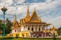 cea mai uimitoare fiind Sala Tronului cu un turn inalt, imitatie dupa turnurile templului Bayon din Angkor.