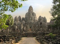 Faimosul templu Bayon–primul templu de stat dedicat lui Buddha, suferind de-a lungul timpului transformari remarcabile.