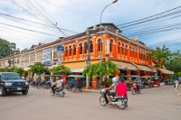 Ajungem in Siem Reap, capitala provinciei cu acelasi nume, un oras in plina ascensiune a dezvoltarii. Datorita pozitionarii sale favorabile in vecintatea templelor din Angkor, orasul serveste si ca poarta de intrare a milioanelor de vizitatori.