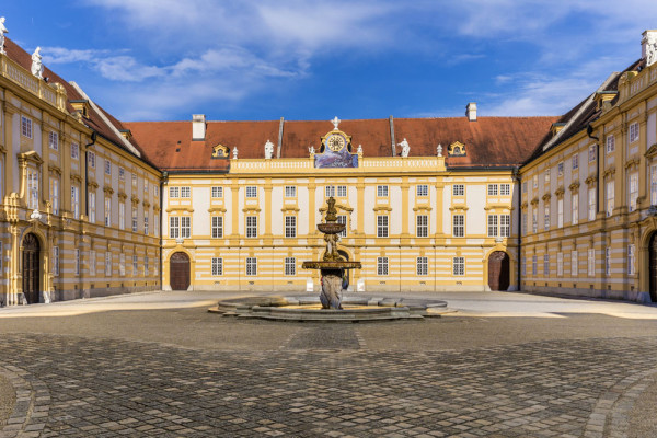 Vom vizita si Abatia benedictina de la Melk intr-un tur ghidat ce include Sala de Marmura, terasa cu vederea panoramica superba a Dunarii, Biblioteca si fastousul interior al bisericii