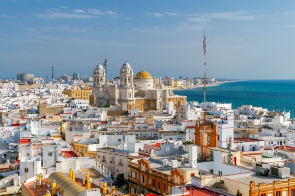 Pornim azi catre Cadiz, un oras fermecator situat in sud-vestul Spaniei, in regiunea Andaluzia, pe o peninsula care se intinde in Oceanul Atlantic