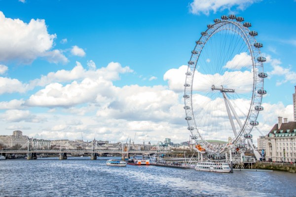 nu trebuie sa ratati o vedere panoramica asupra metropolei din London Eye – simbolul modern al orasului