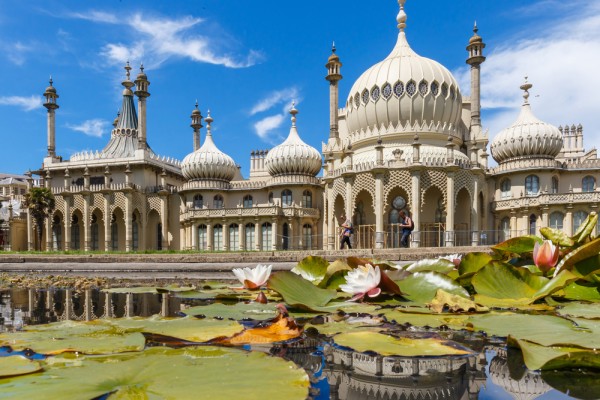 Aici vom vizita Royal Pavilion - una dintre cele mai remarcabile si exotice cladiri din Marea Britanie