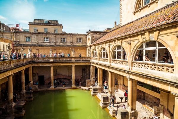 Astazi vom continua catre Bath. Aici vom vizita Muzeul Roman Baths, un complex de bai romane antice, bine conservate