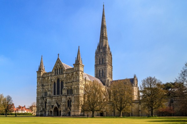 Continuam apoi catre Salisbury unde vom vizita Catedrala Salisbury