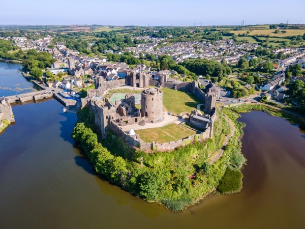 Pembroke este un oras istoric fermecator situat in Pembrokeshire, si este renumit in special pentru Castelul Pembroke, o fortificatie medievala impresionanta