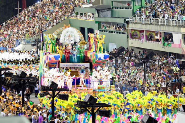 Carnavalul de la Rio este cea mai mare sarbatoare din Brazilia, cu parade elaborate si petreceri de strada.