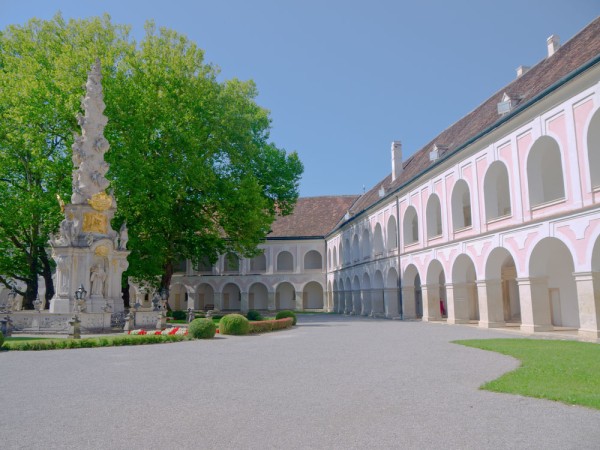 ne vom opri pentru vizitarea Manastirii Heiligenkreutz, cea mai veche manastire Cisterciana din lume locuita continuu