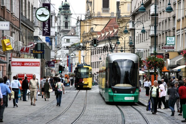 Timp liber la dispozitie in Linz pentru plimbari prin oras, o sesiune de shopping sau experiente culinare in piata centrala Hauptplatz