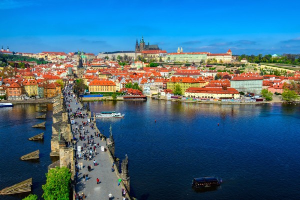 Vom cobori in Mala Strana (Orasul Mic) pe podul Carol, unul din cele mai vechi si cunoscute poduri din Europa